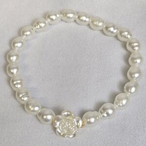Floral Rose‎ Beaded Stretch Bracelet, White/Gold Tone